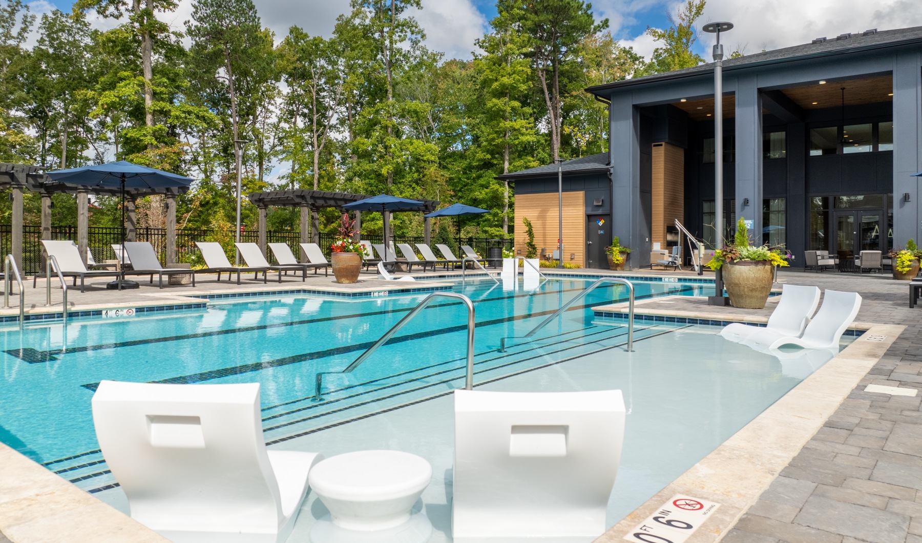 Pool with in water loungers